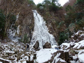 扁妙の滝が氷結している写真