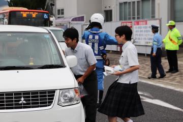 9月26日 「秋の全国交通安全運動」交通安全マスコット配布の写真2