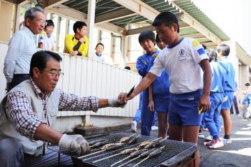 9月28日 越知谷小学校・幼稚園 アユの塩焼き試食の写真1