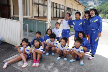 9月28日 越知谷小学校・幼稚園 アユの塩焼き試食の写真2