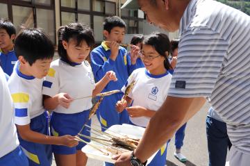 9月28日 越知谷小学校・幼稚園 アユの塩焼き試食の写真3