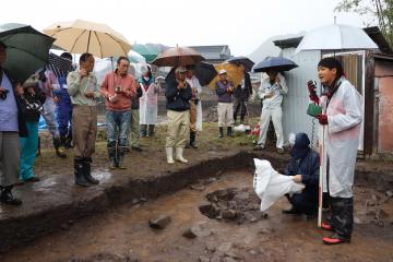 9月29日 福本堂屋敷遺跡発掘調査現地説明会の写真1