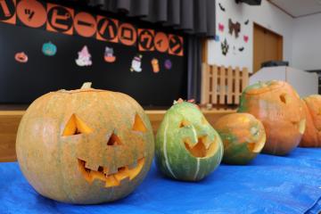 10月26日 きらきら館 ハロウィン かぼちゃのランタンづくりの写真1