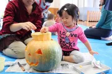 10月26日 きらきら館 ハロウィン かぼちゃのランタンづくりの写真3