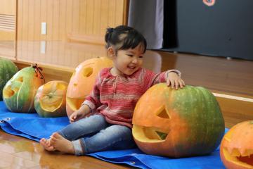 10月26日 きらきら館 ハロウィン かぼちゃのランタンづくりの写真4