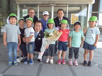 6月3日 「善意の日」 神崎保育園 花束お届けの写真