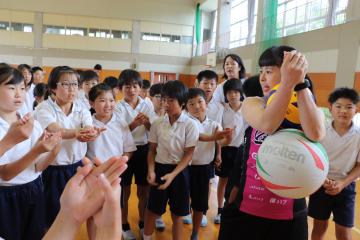 6月10日 神崎小学校 バレーボール人権教室の写真2