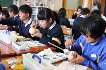 10月17日 神崎小学校 ひょうたんマラカス作りの写真1