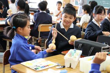 10月17日 神崎小学校 ひょうたんマラカス作りの写真2