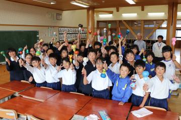 10月17日 神崎小学校 ひょうたんマラカス作りの写真4