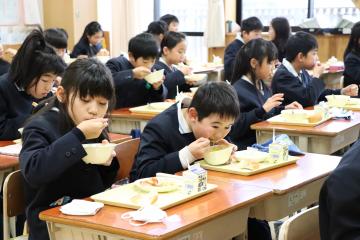 1月27日 学校給食に銀馬車かぼちゃのポタージュ登場の写真4