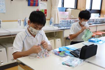 6月18日 神崎小学校 マスクカバー作りの写真2