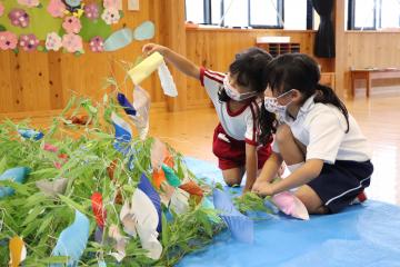 7月7日 神崎小学校1年生と神崎幼稚園年長児の交流学習 七夕飾り作りの写真3