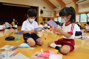 7月7日 神崎小学校1年生と神崎幼稚園年長児の交流学習 七夕飾り作りの写真2