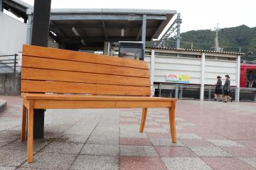 新野駅前の長椅子の写真