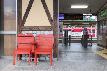 寺前駅前のハート型の椅子の写真
