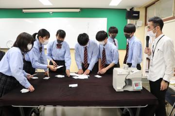 5月31日 神崎高等学校『選挙出前授業・投票体験』の写真3