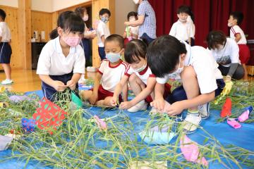 7月13日 神崎小学校1年生と神崎幼稚園年長児の交流学習の写真1