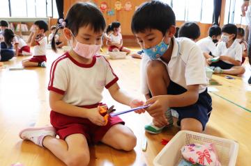 7月13日 神崎小学校1年生と神崎幼稚園年長児の交流学習の写真2