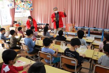 10月18日 神崎保育園 ひょうたんの飾り付け体験の写真2