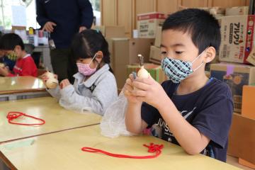 10月18日 神崎保育園 ひょうたんの飾り付け体験の写真3