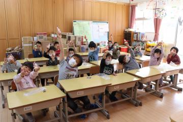 10月18日 神崎保育園 ひょうたんの飾り付け体験の写真4