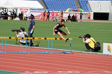 走り高跳びとハードルの複合競技で日本一に輝いた中村祐友さんの写真