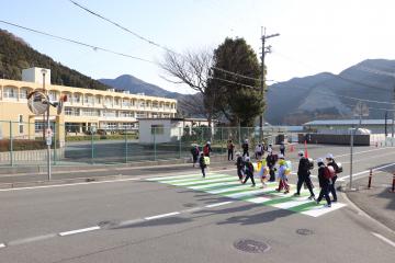 寺前小学校前の横断歩道がカラー化の写真2