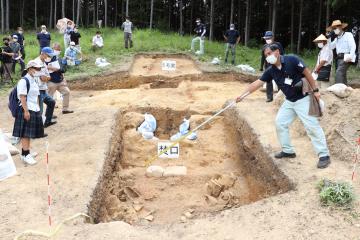 7月31日 福本遺跡発掘調査 現地説明会の写真1