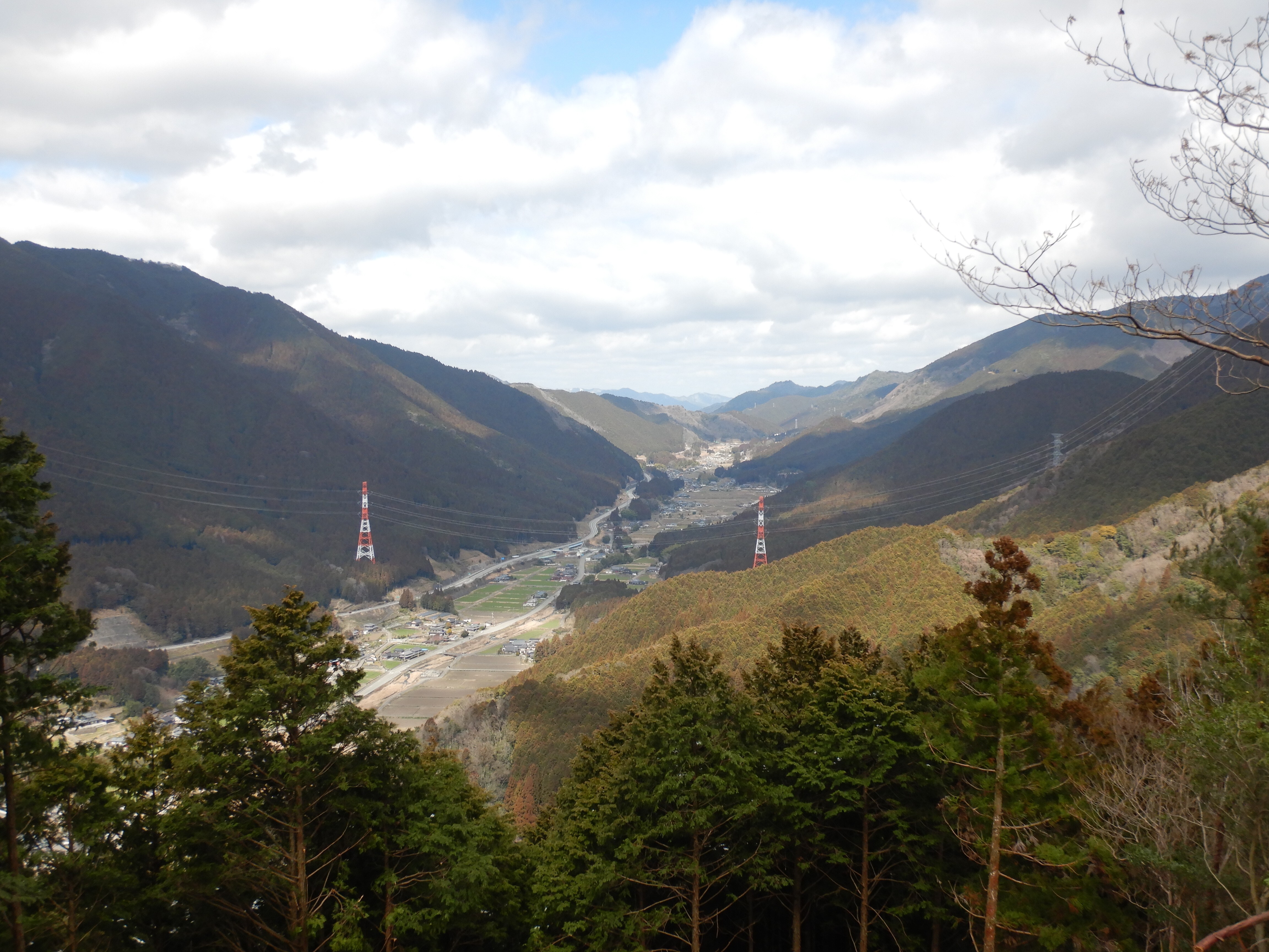 山頂から但馬境「真弓峠」を見た写真