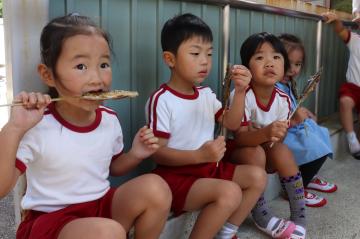 9月28日 越知谷小学校・幼稚園 アユの塩焼き試食の写真4