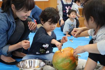 10月26日 きらきら館 ハロウィン かぼちゃのランタンづくりの写真2