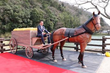 3月29日 現存する銀の馬車道跡「馬車モニュメント」お披露目式の写真2