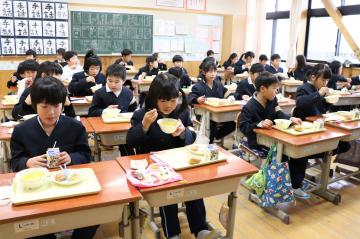 1月27日 学校給食に銀馬車かぼちゃのポタージュ登場の写真1