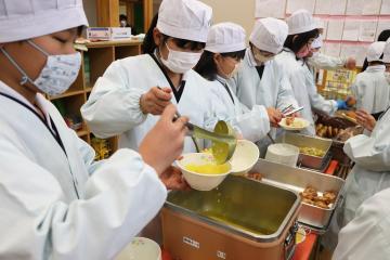 1月27日 学校給食に銀馬車かぼちゃのポタージュ登場の写真2