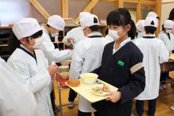 1月27日 学校給食に銀馬車かぼちゃのポタージュ登場の写真3