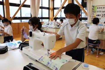 6月18日 神崎小学校 マスクカバー作りの写真1