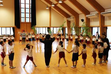 7月7日 神崎小学校1年生と神崎幼稚園年長児の交流学習 七夕飾り作りの写真4