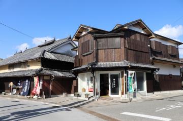 「難波酒販店」外観修景工事完了の写真1