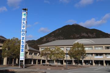 恒久平和のまち宣言懸垂幕の写真