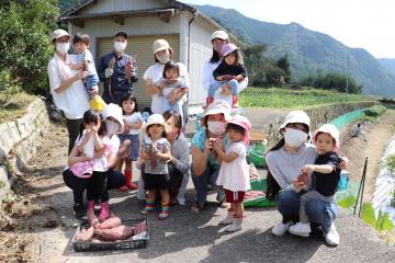 10月5日 1歳児親子活動 サツマイモ掘り体験の写真4