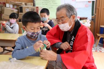 10月18日 神崎保育園 ひょうたんの飾り付け体験の写真1