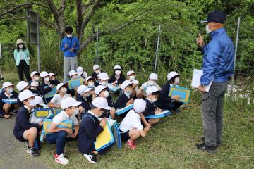 5月9日 寺前小学校 稚アユの放流の写真3