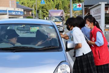 9月21日 秋の全国交通安全運動 交通安全ストラップ配布の写真1