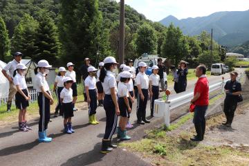 6月20日 長谷小学校 アユの放流の写真4