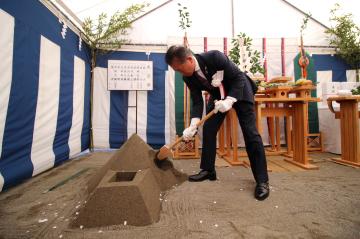 12月4日 粟賀小学校跡地公園・図書コミュニティ施設整備工事 起工式の写真1