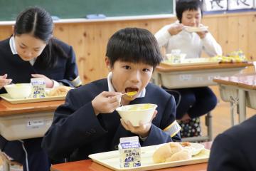 1月29日 学校給食に銀馬車かぼちゃのポタージュ登場の写真1