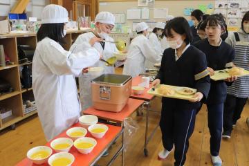 1月29日 学校給食に銀馬車かぼちゃのポタージュ登場の写真2