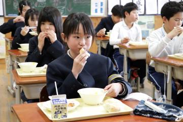 1月29日 学校給食に銀馬車かぼちゃのポタージュ登場の写真3