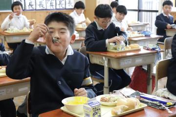 1月29日 学校給食に銀馬車かぼちゃのポタージュ登場の写真4